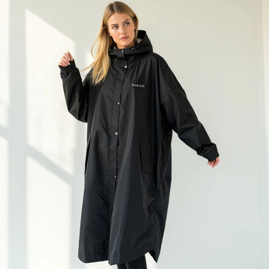 Regenponcho KAY Schwarz — Stylisch & Wasserfest - Image 3